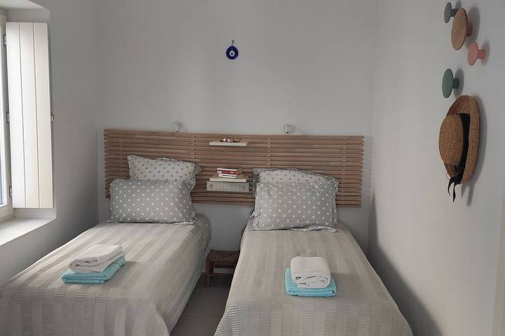 Huis met 2 terrassen en uitzicht op zee. 30m van het dichtstbijzijnde strand en het centrum van Parikia. in Parikiá, Paros