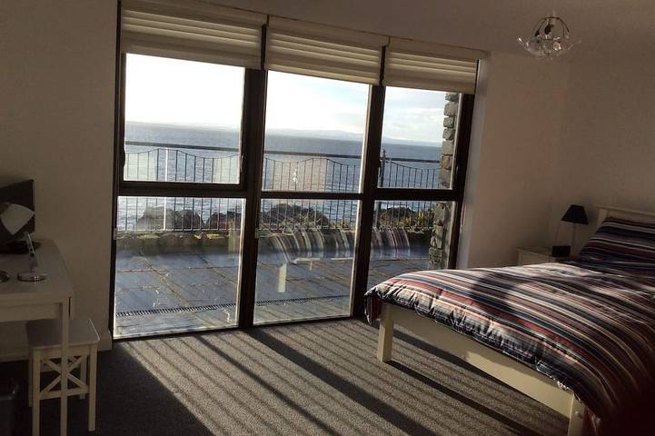 Ganze Wohnung, Panoramablick über Lough Foyle mit privater, abgeschlossener Terrasse / Wifi / Netflix / Baby in Inishowen, County Donegal