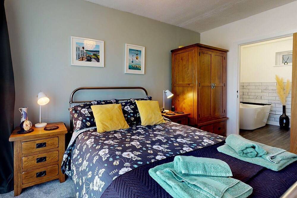 Glan Afon - Two Bedroom Cottage, Sleeps 4 in Deganwy, Conwy region