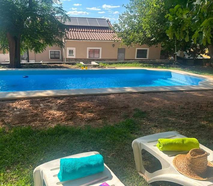 Location de vacances pour 13 personnes, avec jardin ainsi que vue et piscine, adapté aux familles à Villanueva del Río y Minas - 2
