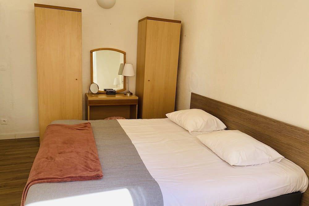 Entire apartment, Calm and authenticity with a panoramic view in the heart of a Corsican village in Belgodère, Calvi region