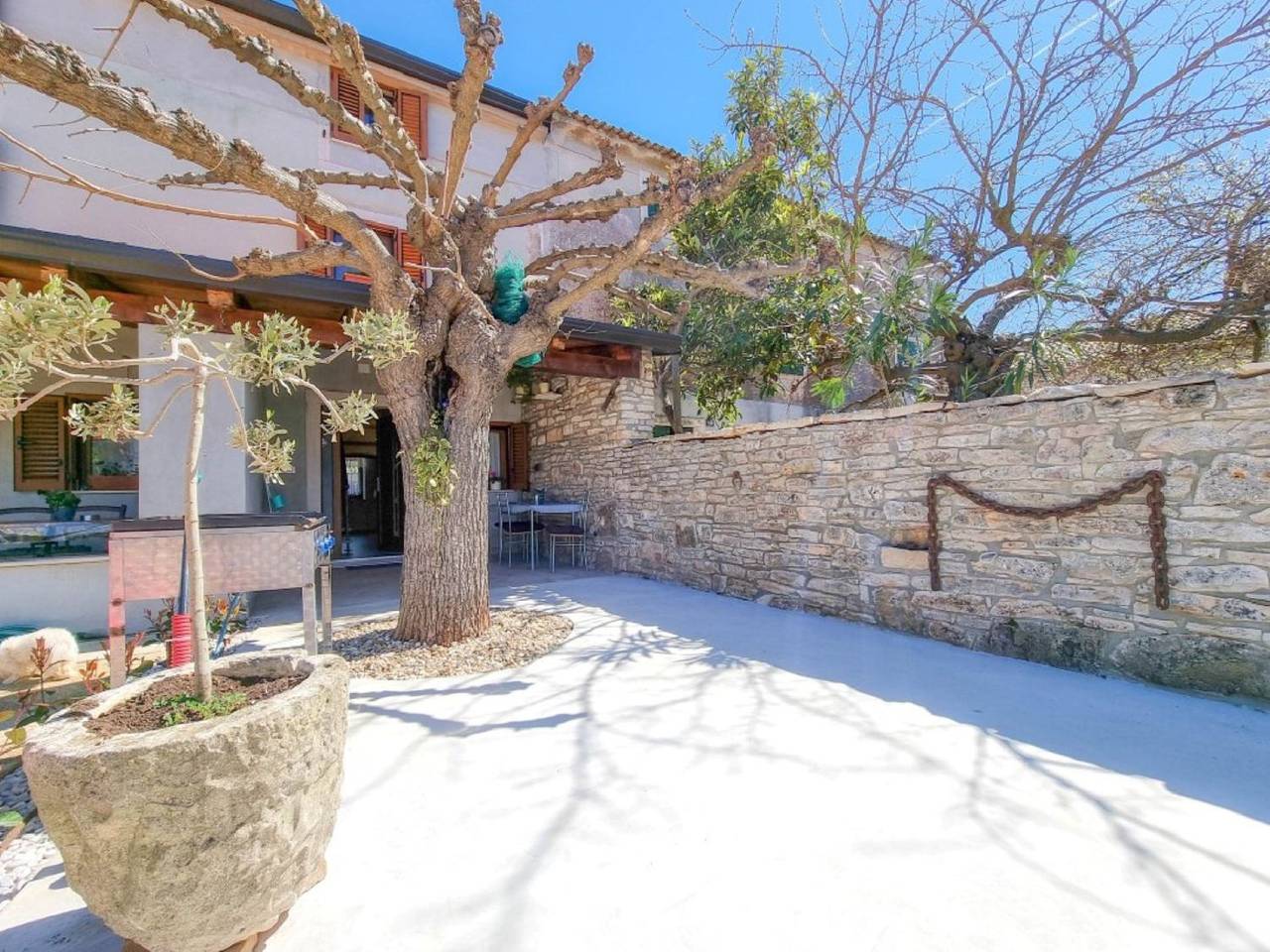 Ganze Wohnung, Mediterranes und hundefreundliches Apartment nur 600 Meter zum Strand in Novigrad, Umag und Umgebung