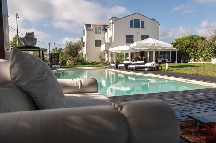 Apartamento entero, Apartamento 'Villa Verney' ático para familias con vistas al mar, piscina y jardín. in Albisola Capo, Albisola Superiore