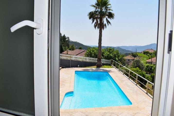 Location de vacances pour 8 personnes, avec jardin ainsi que piscine et vue dans Pinheiro