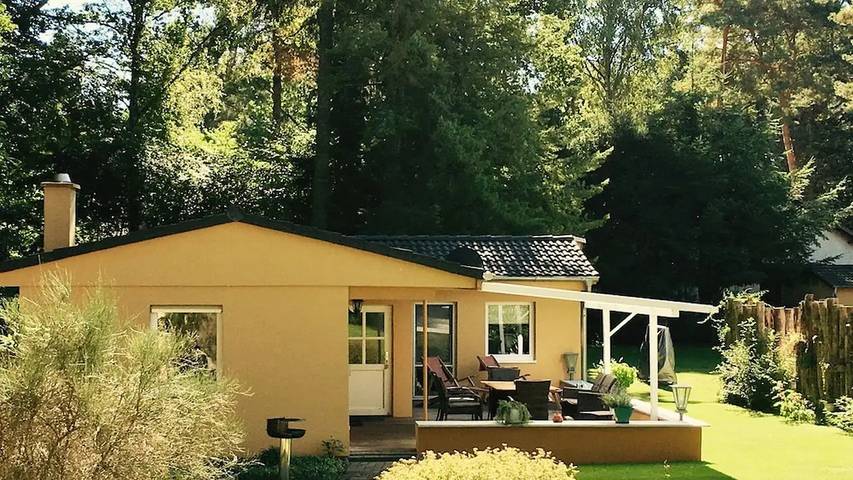 Ferienhaus für 4 Personen, mit Terrasse und Pool sowie Garten in Brandenburg