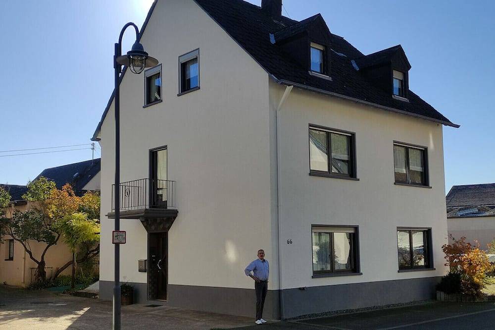 Ganze Wohnung, Helle und gemütliche Ferienwohnung mit überdachtem Balkon im mediterranen Stil! in Klüsserath, Moseleifel