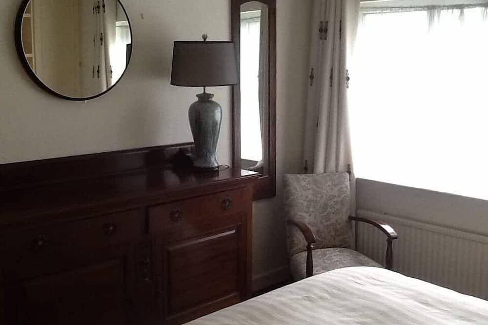 Charmantes und geräumiges Stadthaus mit 3 Schlafzimmern. Großer Garten. Privater Parkplatz. in Ballina, County Mayo