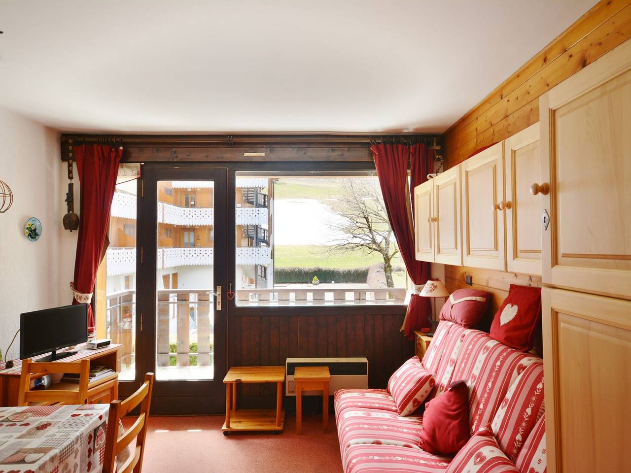 Entire studio, Studio for 4 near Morzine Center and Slopes with Garage, Balcony, and Ski Storage in Morzine, Les Portes du Soleil
