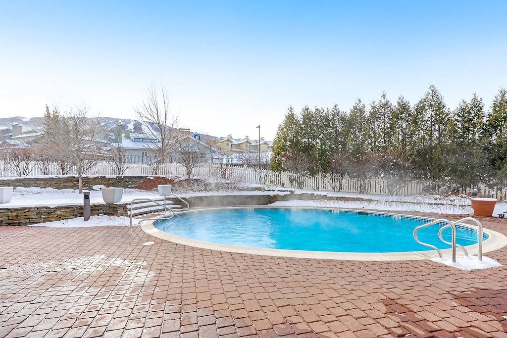 Stratton Mountain Wohnung mit Gemeinschaftspool, Whirlpools und Sauna - zu Fuß zu den Aufzügen in Stratton, Green Mountain National Forest