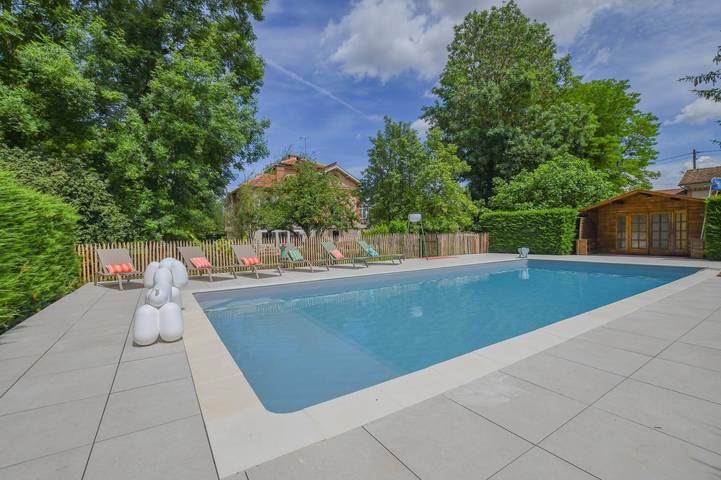 Gîte pour 11 personnes, avec Terrasse ainsi que Jardin et Piscine