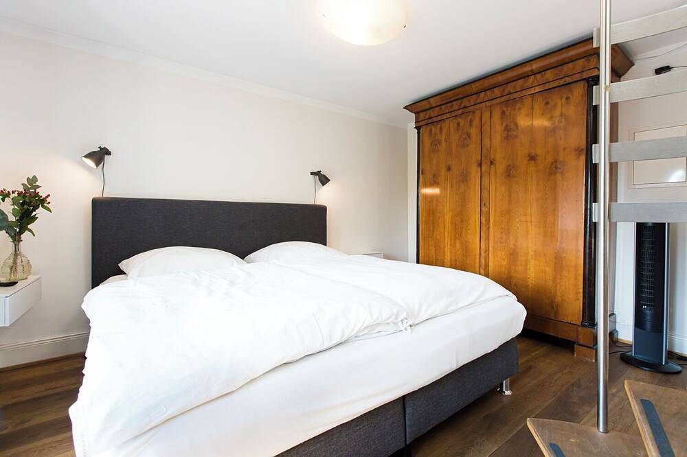 Ganze Wohnung, Maisonette mit neo-gotischer Loggia und Domblick in Köln, Rheinland