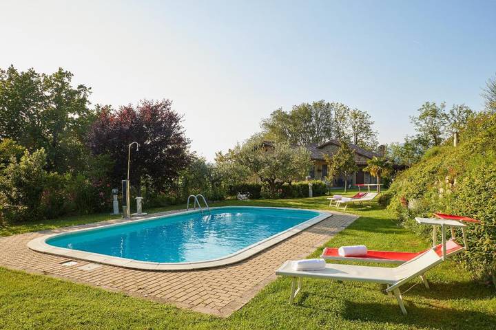 Casa vacanza per 6 persone, con piscina e panorama nonché balcone e giardino in Castelraimondo