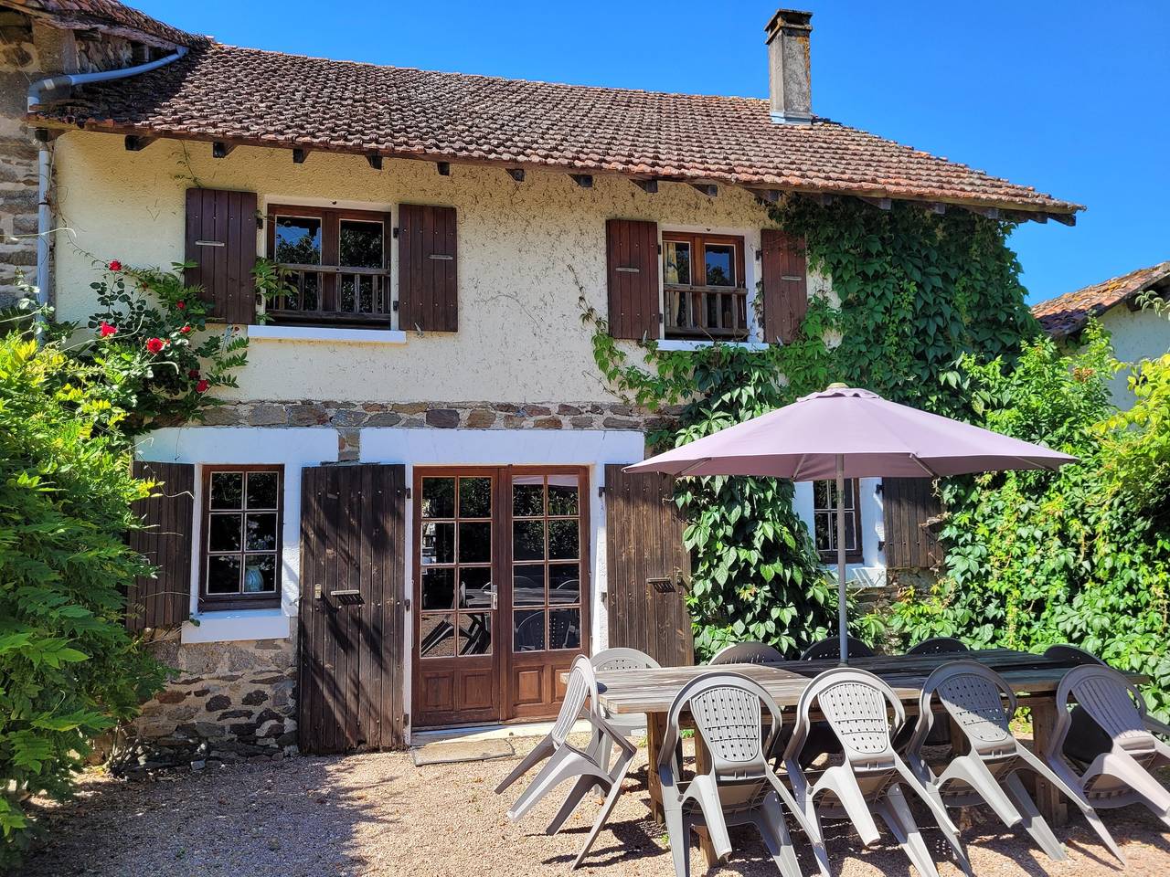 Casa rural 'Gite Merlot' con piscina compartida, terraza privada y wifi in Saint-Saud-Lacoussière, Parque Natural Regional Périgord-Limousin
