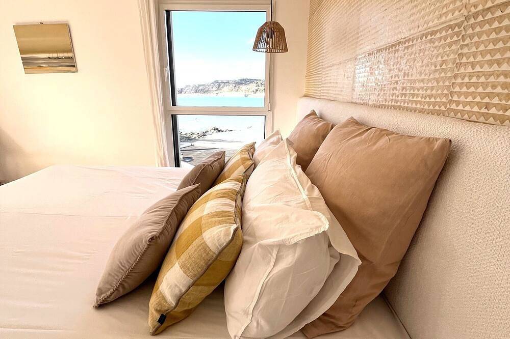 Exceptional villa with panoramic sea view, heated pool, beach 100m away on foot. in Caroual, Erquy