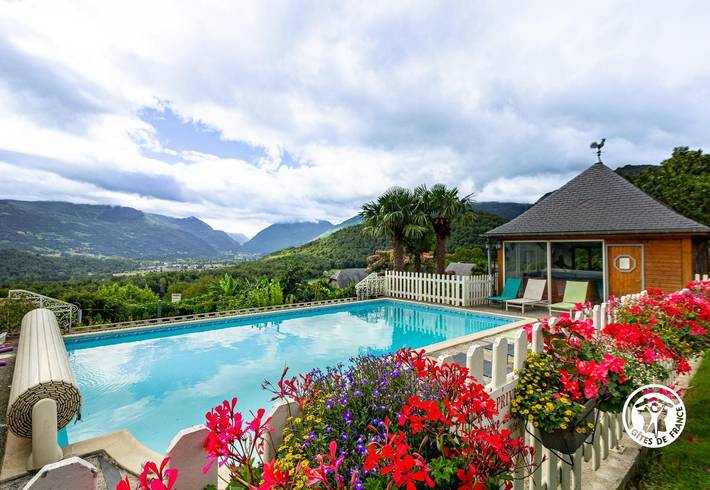 Gîte pour 13 personnes, avec terrasse ainsi que jardin et piscine, animaux acceptés à Ouzous - 2