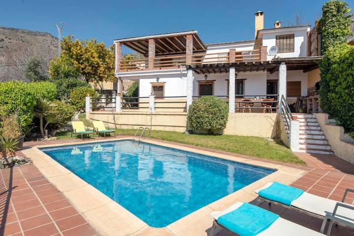 Casa rural para 8 personas, con piscina y jardín en Carataunas
