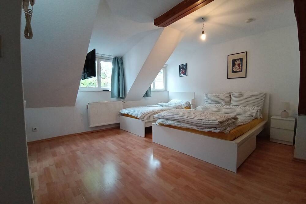 Entire apartment, Cosy old Studio at Schlosspark in Wiesbaden, Rheingau