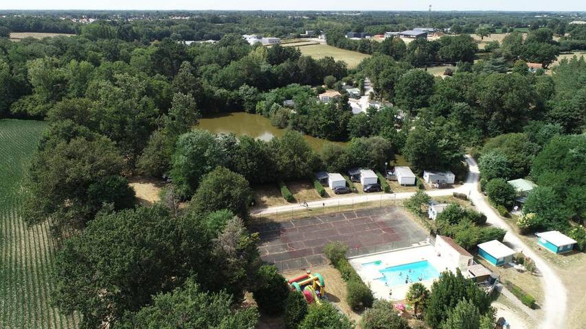 Camping pour 4 personnes, avec piscine ainsi que vue sur le lac et terrasse