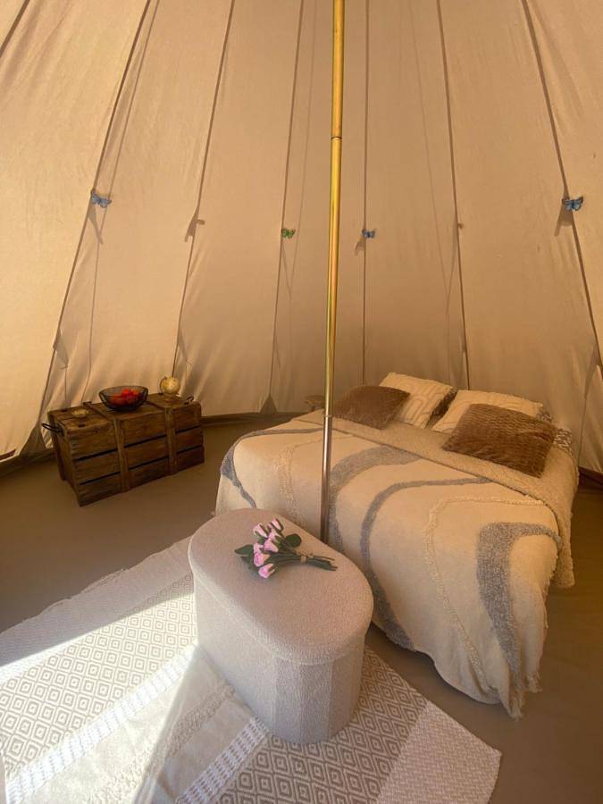 Tente pour 2 personnes, avec vue sur le lac et terrasse ainsi que vue et jardin, animaux acceptés