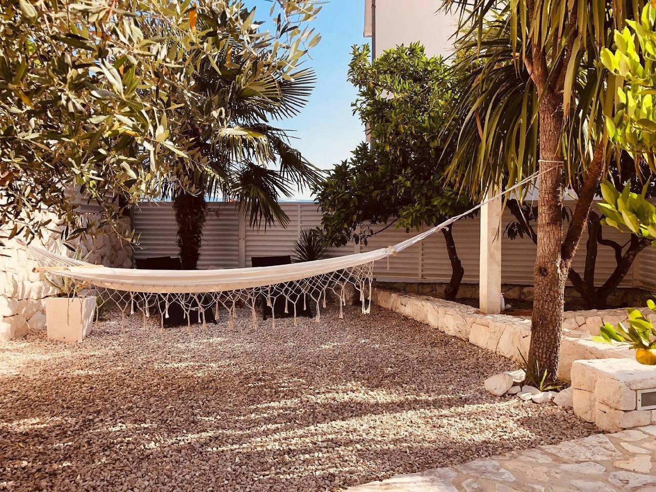 Freistehendes Ferienhaus auf 2 Etagen mit 2 Terrassen und großem privatem Garten mit Grill in Arbanija, Ciovo