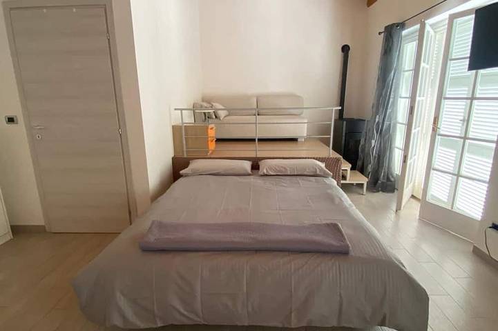 Country house 5 minutes from downtown with garden and private parking space in Sulmona, Majella National Park