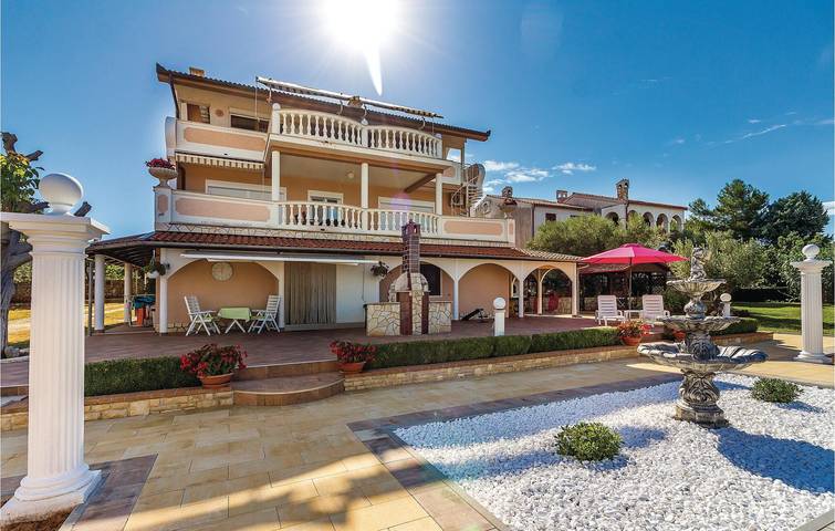 Gîte pour 4 personnes, avec terrasse à Peroj - 3