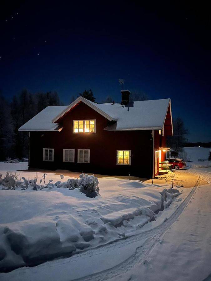 Secluded lakeside villa - sauna, ski, boat, 20 guests in Ludvika, Dalarna