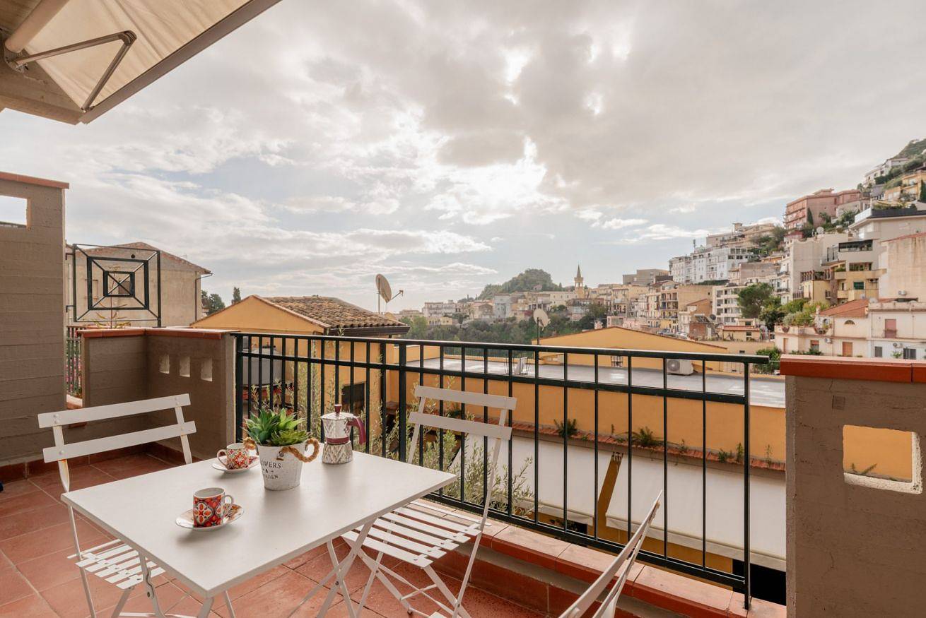 Entire apartment, Guesthost - Santantonio House with balcony in Taormina, Messina Province