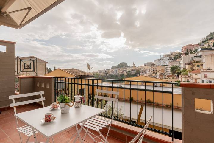Entire apartment, Guesthost - Santantonio House with balcony in Taormina, Messina Province