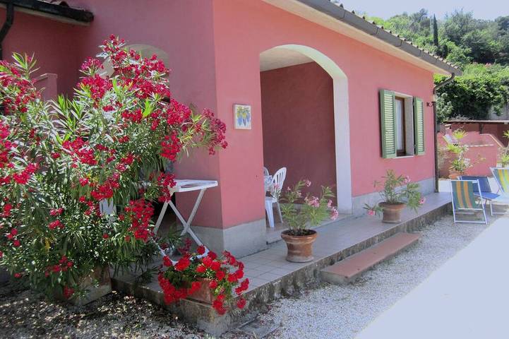 Location de vacances pour 5 personnes, avec jacuzzi ainsi que balcon et jardin, animaux acceptés à Capoliveri