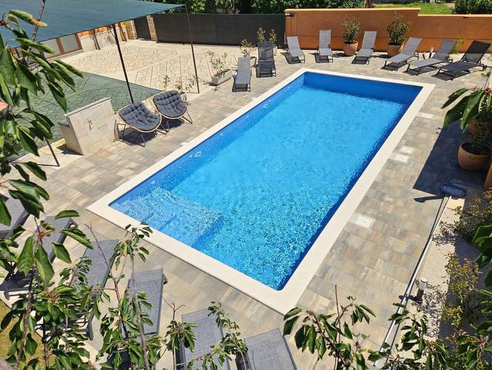 Location de vacances pour 24 personnes, avec terrasse ainsi que piscine et jardin, animaux acceptés à Vodnjan - 4