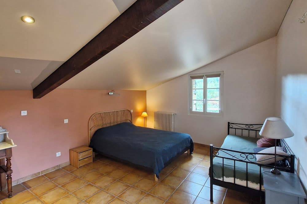 Character house with private pool, private parking, large garden and Wifi in Forcalqueiret, Brignoles Region