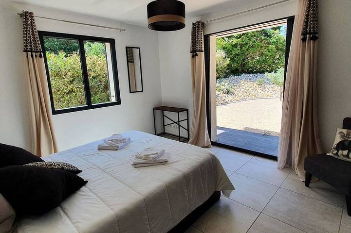 Location de vacances pour 6 personnes, avec terrasse et jardin à Saint-Julien-de-Peyrolas - 3