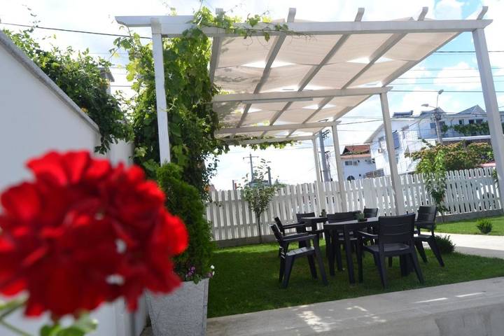 Maison d’hôte pour 3 personnes, avec jardin et balcon dans Constanța