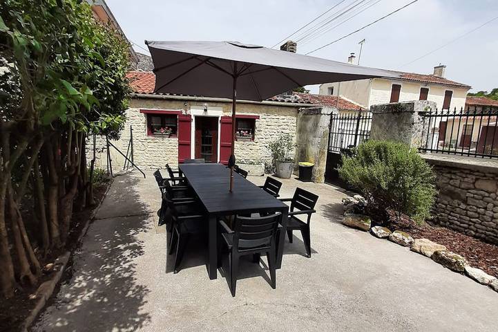 Location de vacances pour 6 personnes, avec terrasse ainsi que piscine et jardin, animaux acceptés à Saint-Martin-de-Juillers