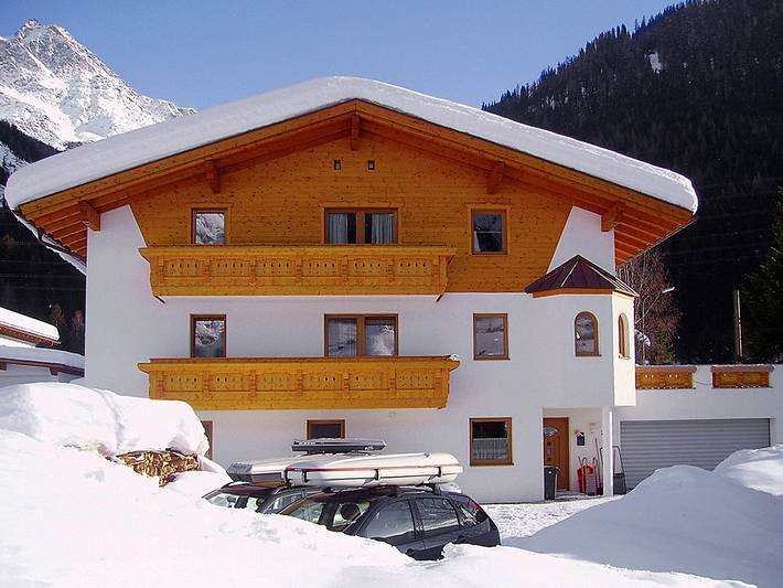 Ferienwohnung für 10 Personen, mit Ausblick und Garten sowie Terrasse am Arlberg
