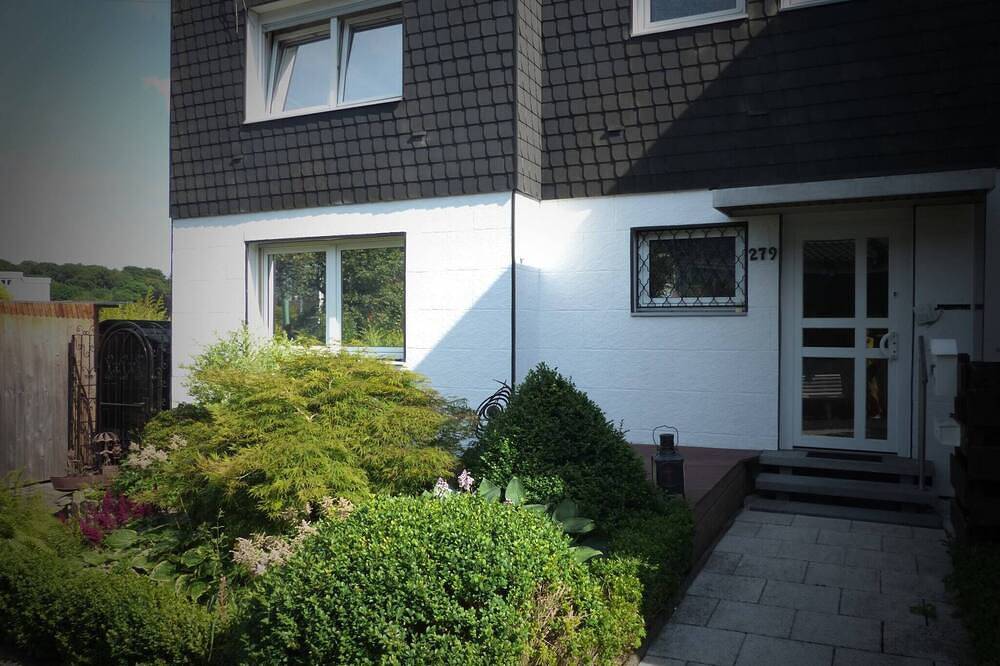 Entire apartment, Wuppertal Hideaway with Pool in Wuppertal, Bergisch region