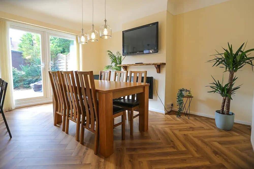 Crabtree House 5Br Moreton, Wirral, Close To Liverpool & Chester in Merseyside