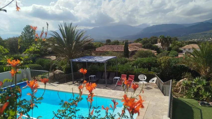 Chalet para 9 personas, con jacuzzi además de piscina y terraza - 1
