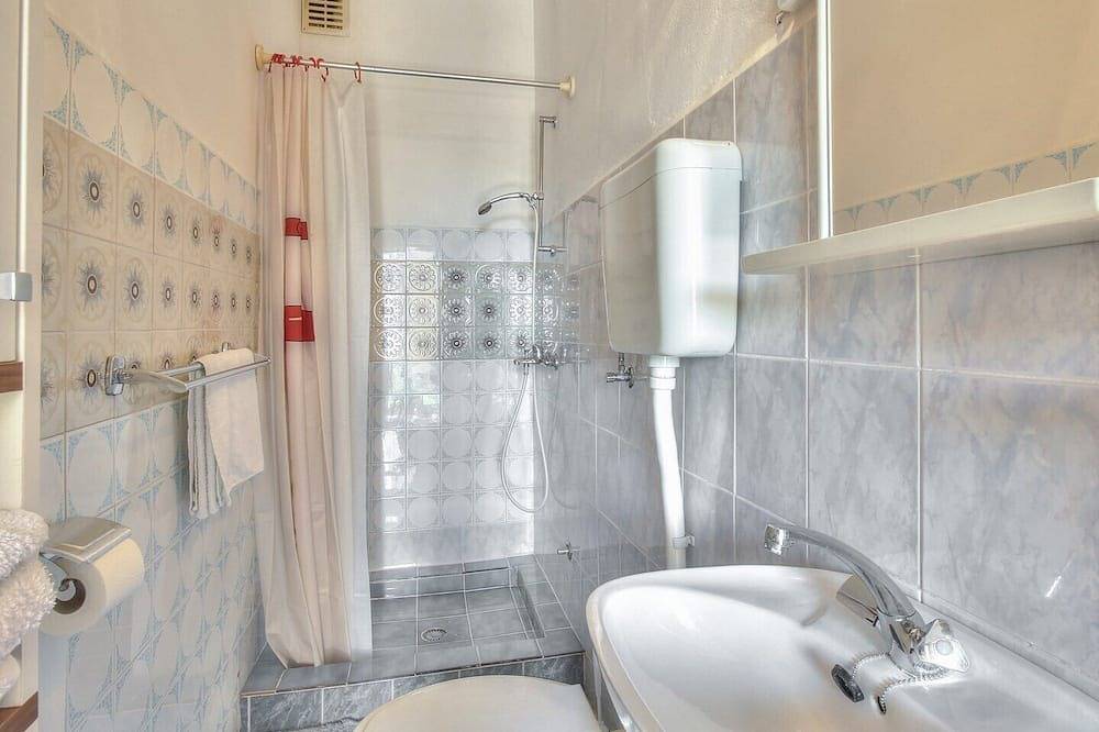 Entire apartment, Room with bathroom near the beach - Paradinović room in Zambratija, Umag Region