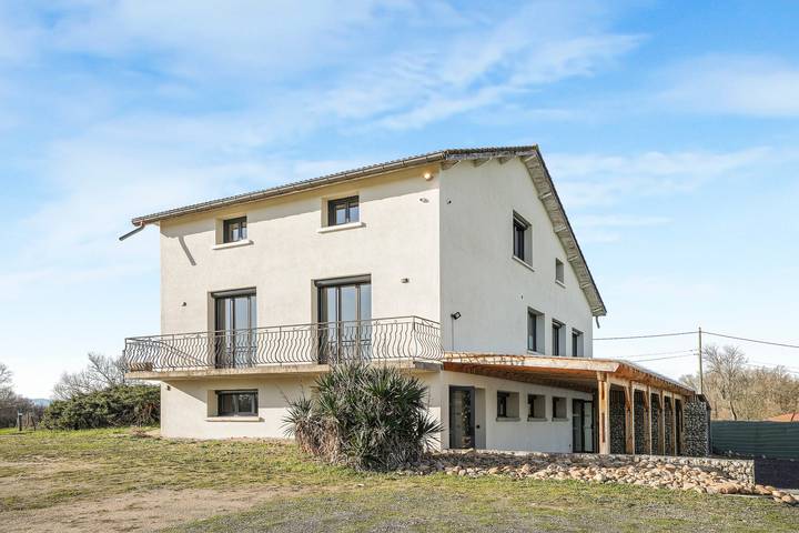 Ferienhaus 'Grand Gîte - Salle De Réception' mit privater Terrasse, Wlan & Klimaanlage in Veauchette, Montbrison