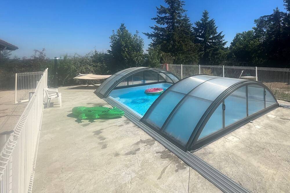 Gite Atypique Avec Piscine Couverte en été in Saint-Apollinaire-de-Rias, Parc naturel régional des Monts d'Ardèche