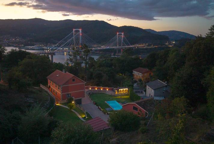 Casa rural para 7 personas, con piscina además de vistas y jardín, Familias con niños en Redondela