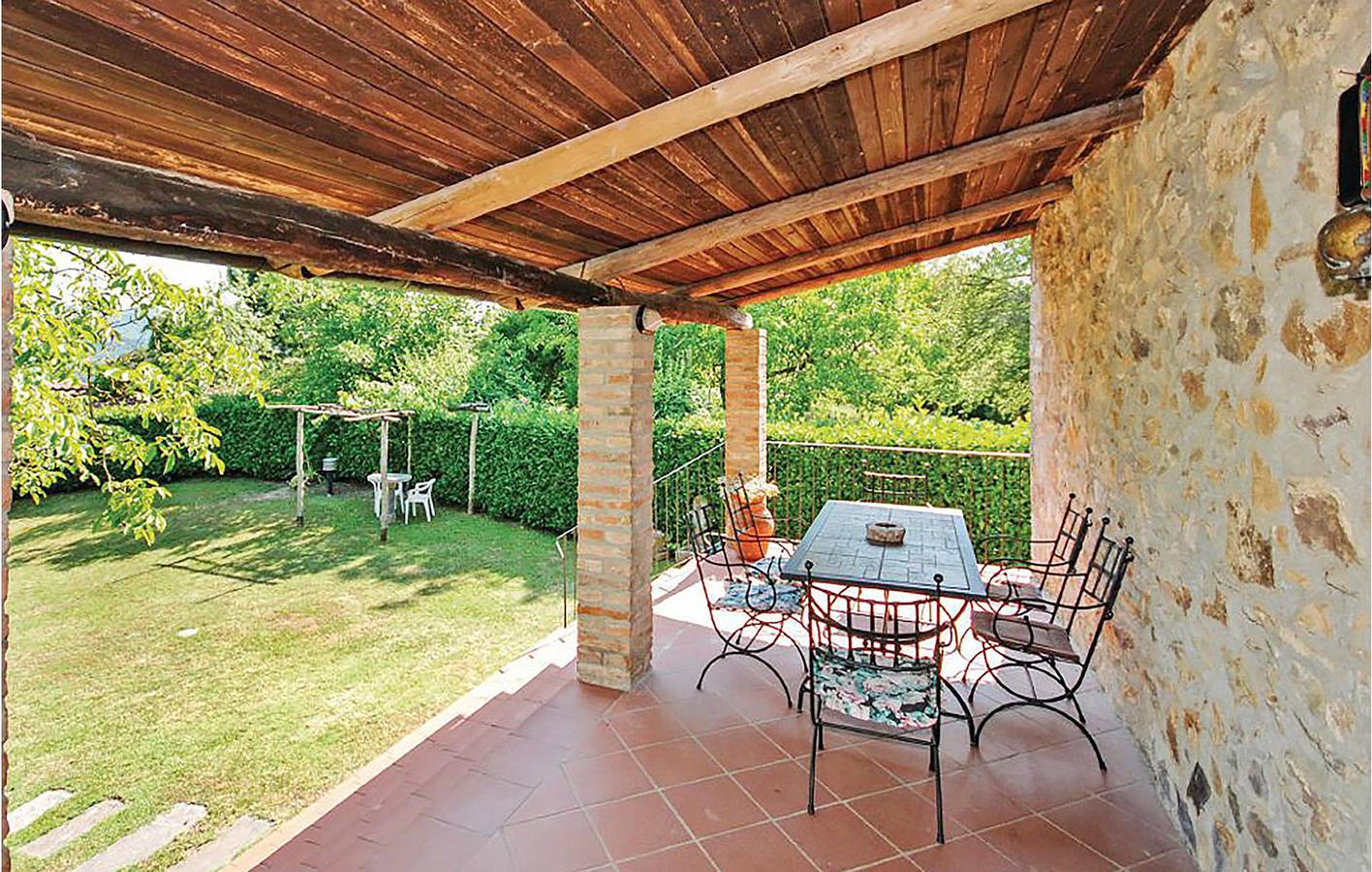 Poolside Retreat met Parkeerplaats & Keuken - Dichtbij Rivier & Restaurant in Monticiano, Provincie Siena
