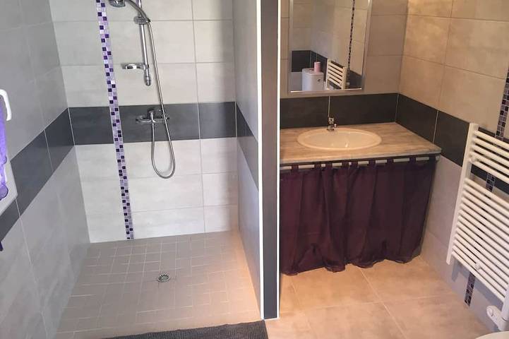 Gîte pour 2 personnes, avec piscine ainsi que terrasse et jardin, animaux acceptés à Violès - 3