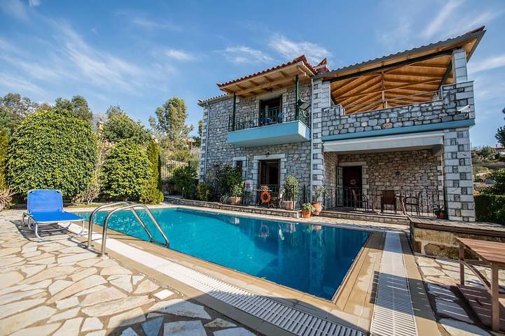Villa for 6 people, with garden and balcony in Stoupa