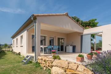 Gîte pour 6 personnes, avec piscine ainsi que vue et jardin, animaux acceptés à Blauvac