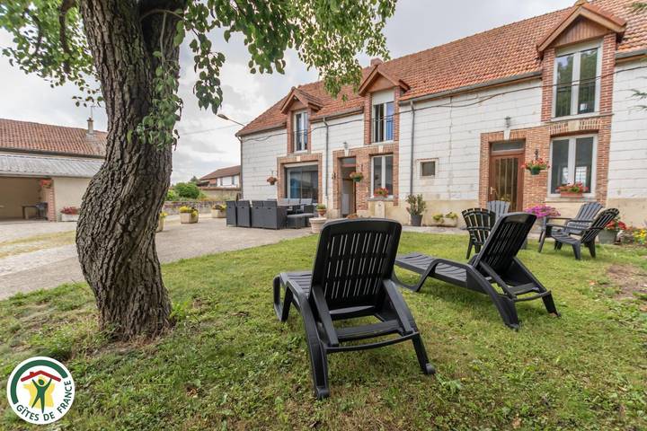 Gîte pour 10 personnes, avec Terrasse et Jardin dans Germinon