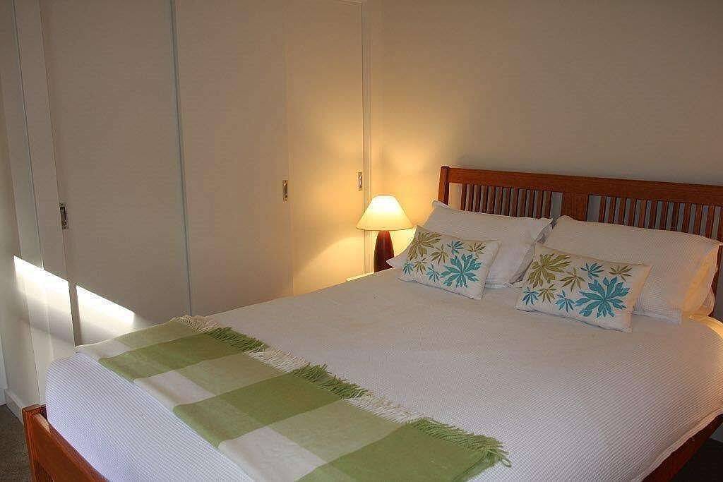 Ganze Wohnung, Doongarra - so leise, dass Sie nie wissen würden, dass es direkt hinter den Läden liegt. in Queenscliff, Bellarine