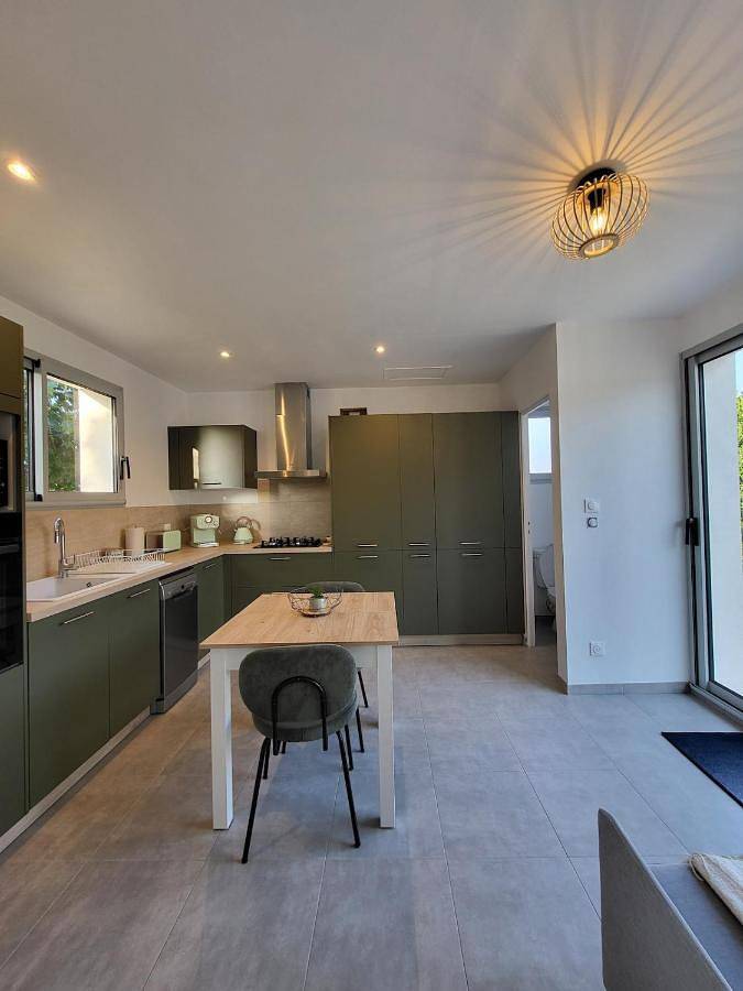 Gîte pour 2 personnes, avec jardin et terrasse à Vertheuil